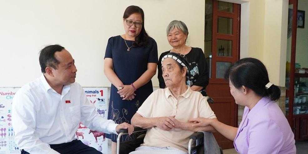 Bộ trưởng Bộ Khoa học và Công nghệ, ĐBQH tỉnh Quảng Ngãi Vũ Hải Quân thăm, tặng quà gia đình chính sách