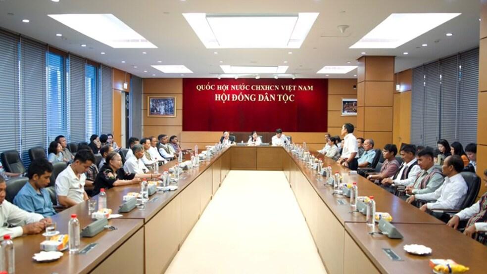 Phó Chủ tịch Hội đồng Dân tộc Đinh Thị Phương Lan tiếp Đoàn đại biểu người có uy tín tỉnh Quảng Ngãi