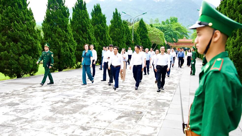 Ảnh: Phó Chủ tịch Quốc hội, Thượng tướng Nguyễn Doãn Anh dâng hương tại Nghĩa trang Liệt sĩ quốc tế Đồng Tâm, tỉnh Thanh Hóa sáng 29/4