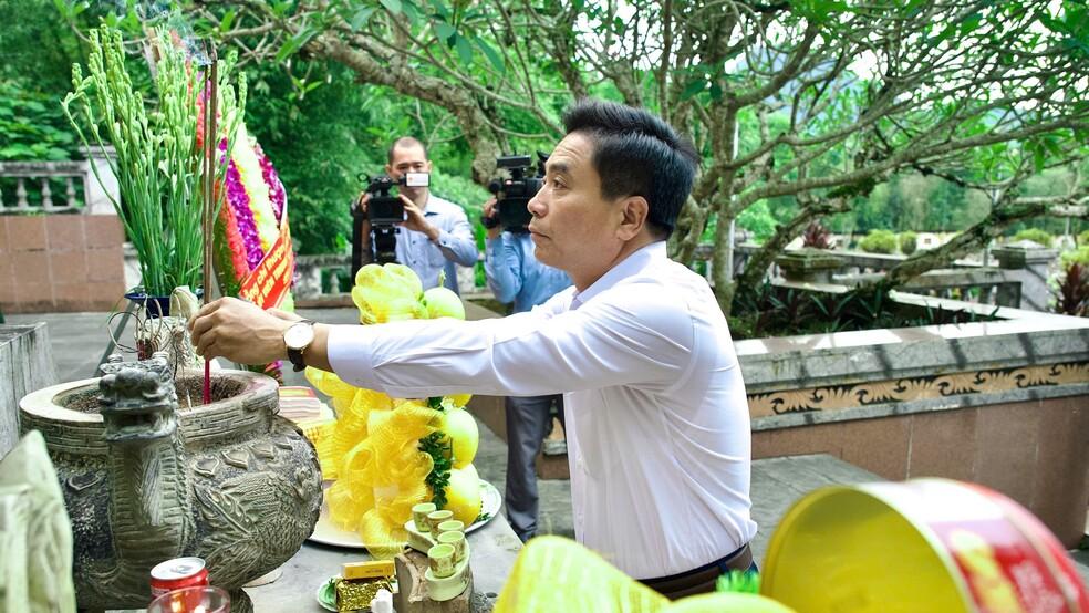 Phó Chủ tịch Quốc hội, Thượng tướng Nguyễn Doãn Anh dâng hương tại Nghĩa trang Liệt sĩ quốc tế Đồng Tâm, tỉnh Thanh Hóa