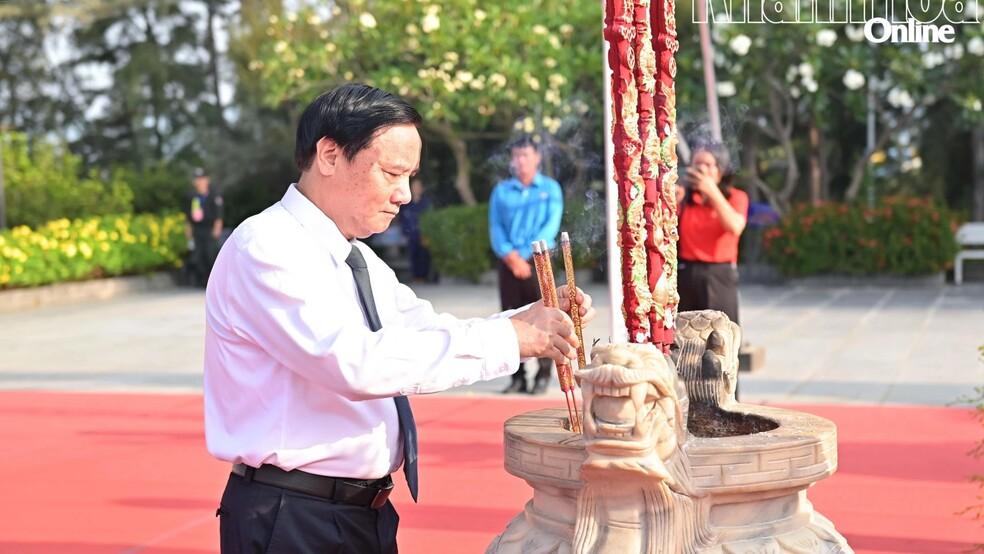 Phó Chủ tịch Quốc hội Nguyễn Khắc Định dâng hương tại Khu tưởng niệm chiến sĩ Gạc Ma