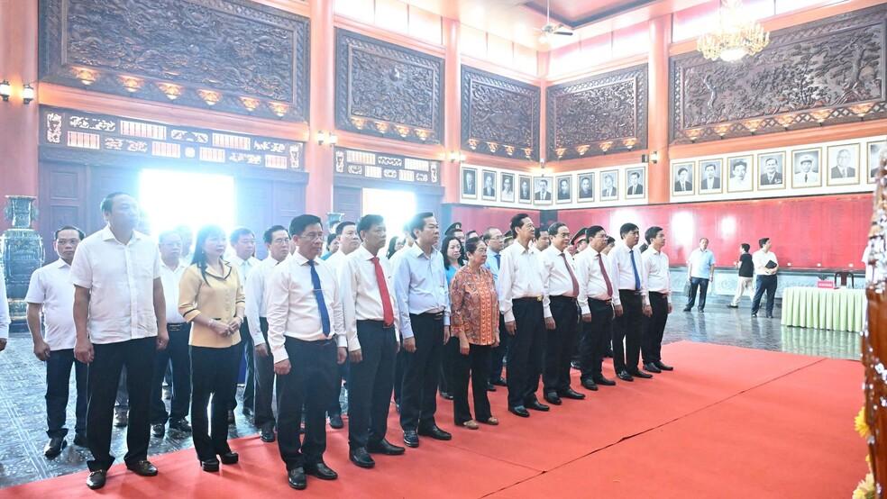 Chủ tịch Quốc hội dâng hương tưởng niệm các Anh hùng liệt sĩ, tri ân người có công tại An Giang