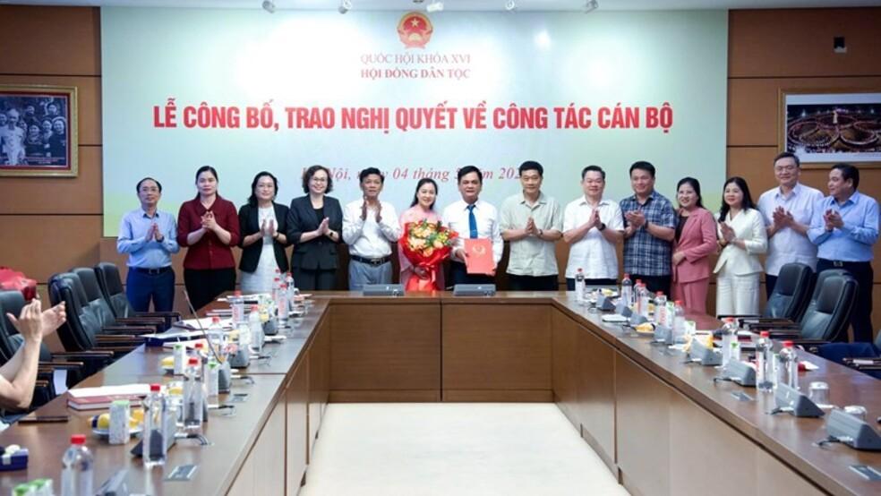 Hội đồng Dân tộc trao Quyết định nghỉ hưu với Phó Chủ tịch Hội đồng Dân tộc Nguyễn Lâm Thành