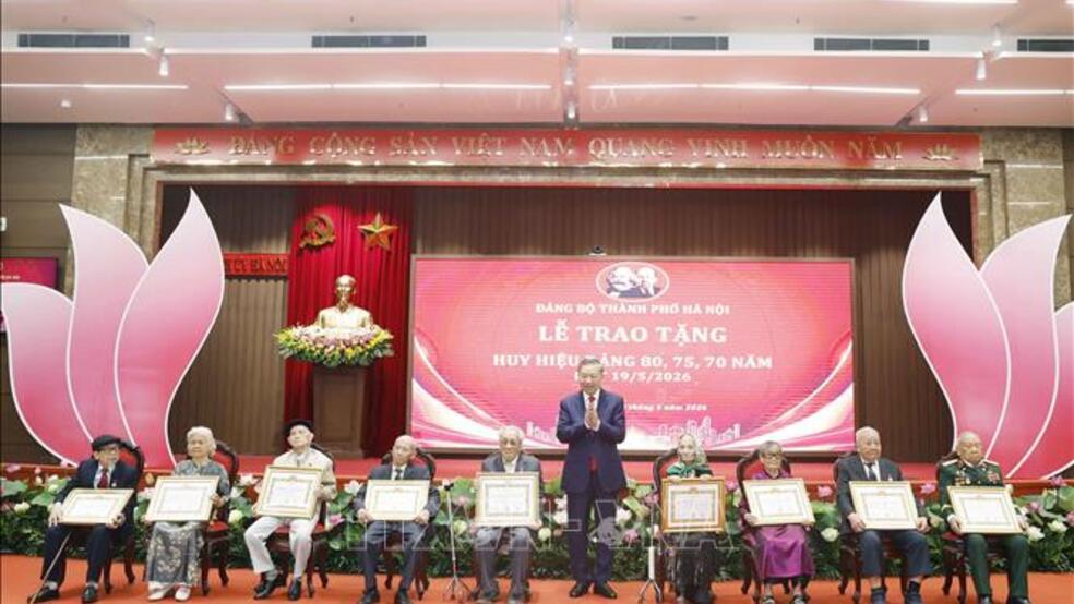 Tổng Bí thư, Chủ tịch nước dự Lễ trao tặng Huy hiệu Đảng cho đảng viên lão thành của Đảng bộ Hà Nội