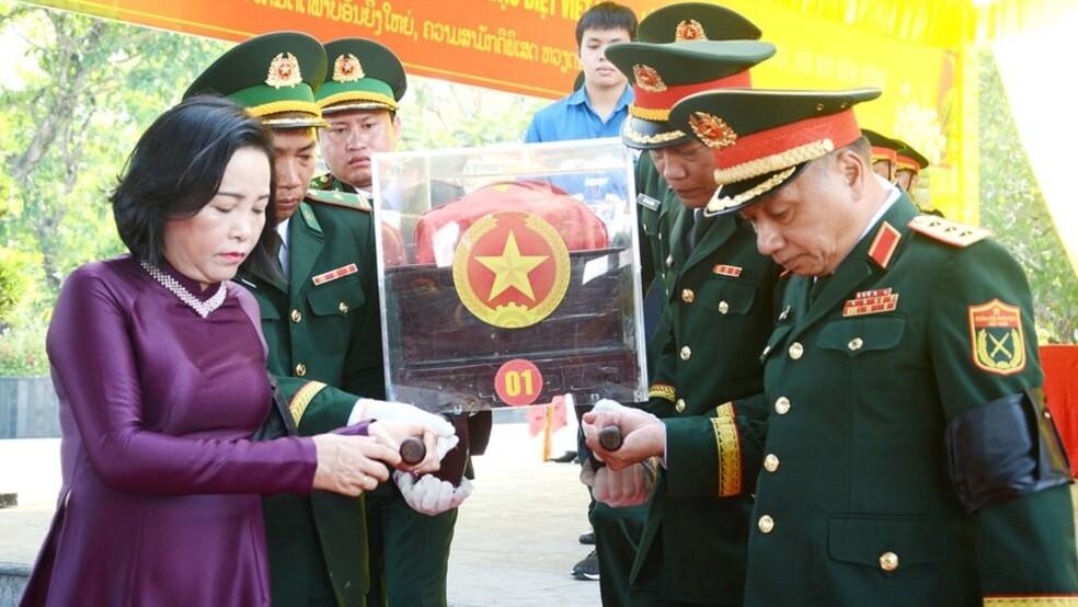 Phó Chủ tịch Quốc hội Nguyễn Thị Thanh dự Lễ truy điệu và an táng 8 hài cốt liệt sĩ hy sinh tại Lào