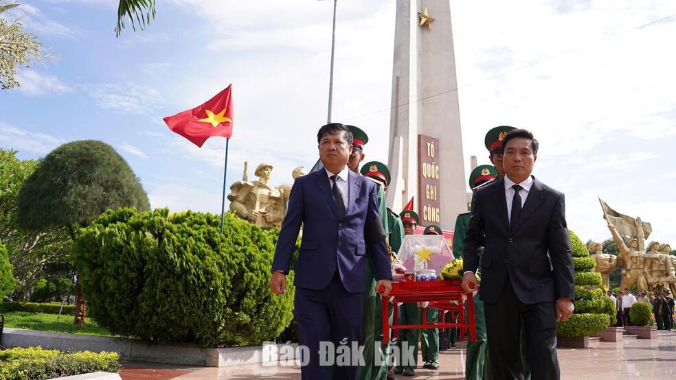 Phó Chủ tịch Quốc hội, Thượng tướng Nguyễn Doãn Anh dự Lễ viếng, truy điệu và an táng 27 hài cốt liệt sĩ hy sinh tại Campuchia