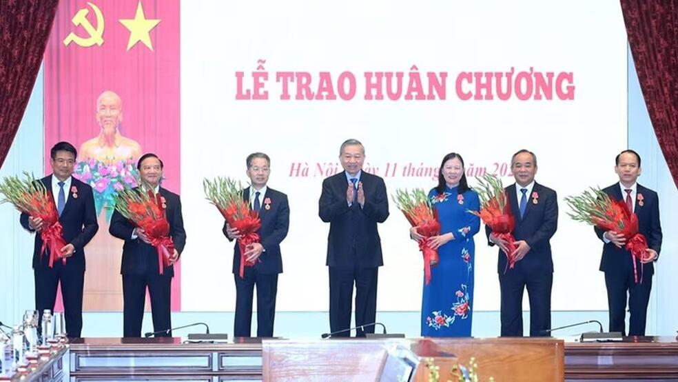 Trao tặng Huân chương Lao động cho các cá nhân có thành tích xuất sắc trong công tác cải cách tư pháp
