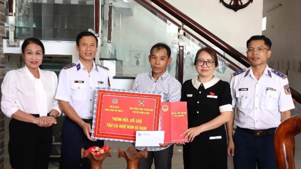 Lãnh đạo Đoàn đại biểu Quốc hội tỉnh Quảng Ngãi thăm, tặng quà, động viên ngư dân bị cháy tàu cá