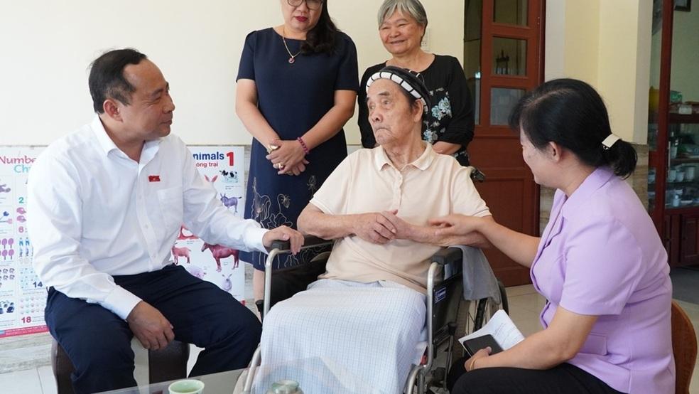 Bộ trưởng Bộ Khoa học và Công nghệ, ĐBQH tỉnh Quảng Ngãi Vũ Hải Quân thăm, tặng quà gia đình chính sách