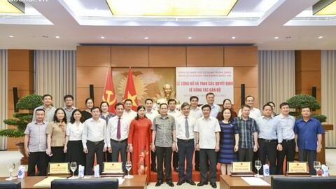 PHÓ CHỦ TỊCH THƯỜNG TRỰC QUỐC HỘI TRẦN THANH MẪN DỰ LỄ CÔNG BỐ VÀ TRAO CÁC QUYẾT ĐỊNH VỀ CÔNG TÁC CÁN BỘ