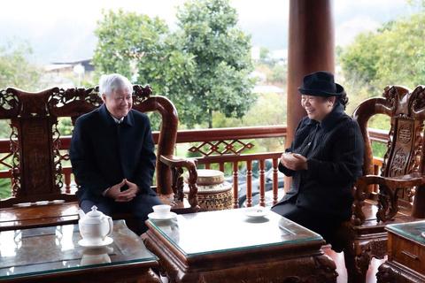 Phó Chủ tịch Thường trực Quốc hội Đỗ Văn Chiến thăm và chúc tết nguyên Phó Chủ tịch Thường trực Quốc hội Tòng Thị Phóng