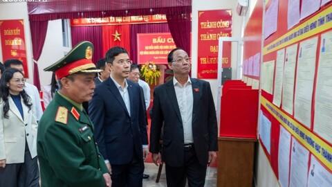 Phó Chủ tịch Quốc hội, Thượng tướng Trần Quang Phương kiểm tra công tác chuẩn bị bầu cử tại Khu vực bỏ phiếu số 58, phường Hạc Thành, tỉnh Thanh Hóa