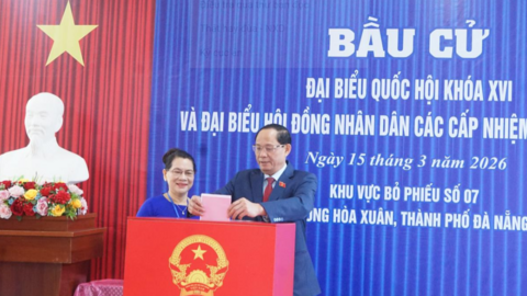 Phó Chủ tịch Quốc hội Trần Quang Phương dự lễ khai mạc bầu cử và tham gia bỏ phiếu tại thành phố Đà Nẵng