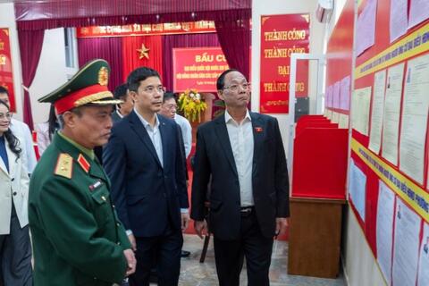 Phó Chủ tịch Quốc hội, Thượng tướng Trần Quang Phương kiểm tra công tác chuẩn bị bầu cử tại Khu vực bỏ phiếu số 58, phường Hạc Thành, tỉnh Thanh Hóa