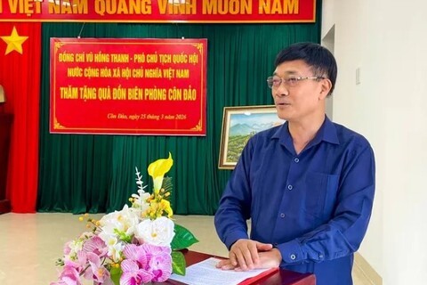 Phó Chủ tịch Quốc hội Vũ Hồng Thanh thăm, tặng quà Đồn biên phòng Côn Đảo