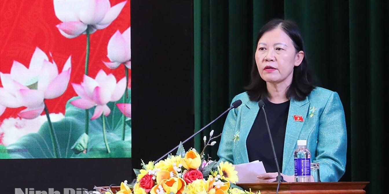 Chủ nhiệm Ủy ban Dân nguyện và Giám sát của Quốc hội Lê Thị Nga tiếp xúc cử tri tại phường Hà Nam, tỉnh Ninh Bình