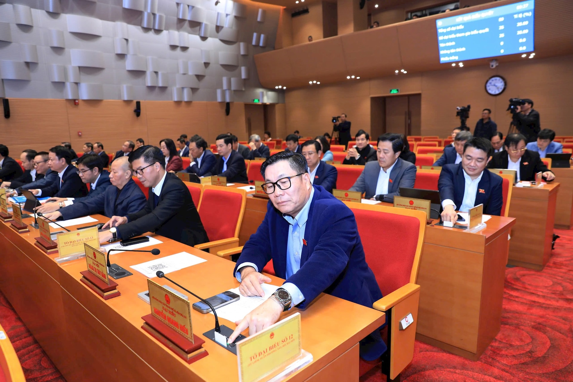 Đại biểu bấm nút thông qua nghị quyết. Ảnh: Viết Thành