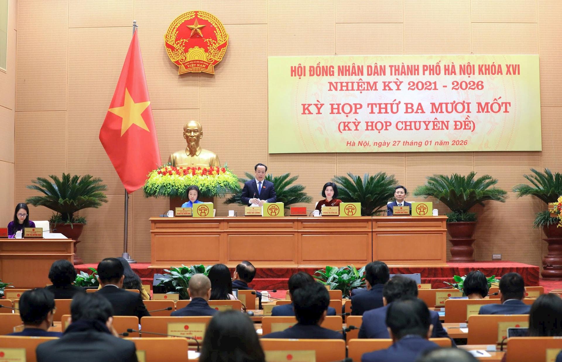 Chủ tọa kỳ họp điều hành phần thảo luận, thông qua nghị quyết. Ảnh: Viết Thành