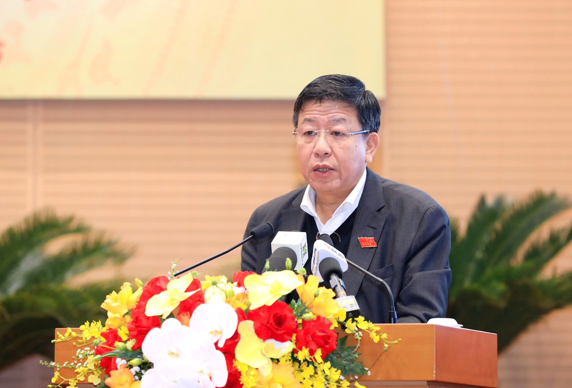 Phó Chủ tịch Thường trực UBND thành phố Dương Đức Tuấn trình bày tờ trình tại kỳ họp. Ảnh: Viết Thành