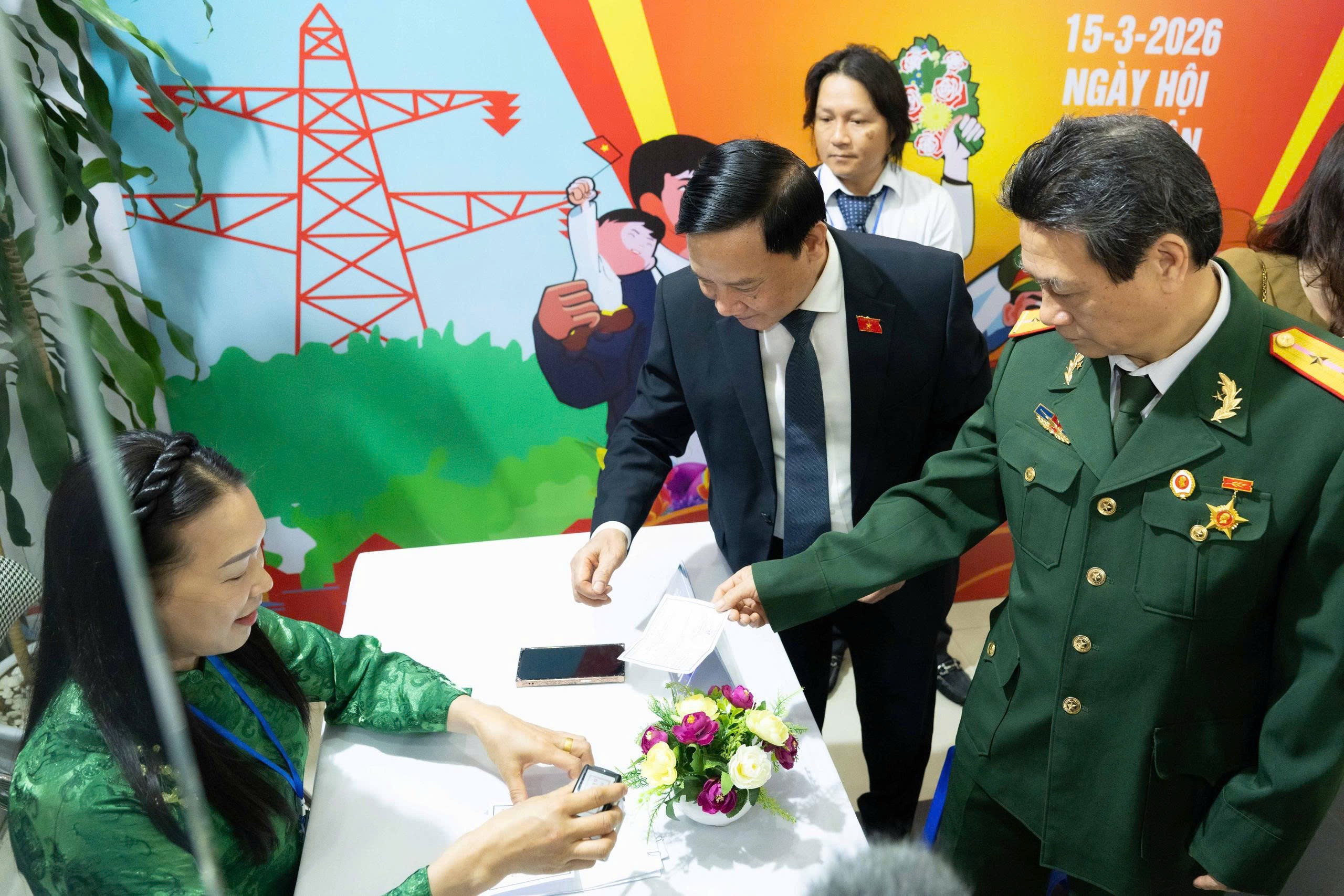 Phó Chủ tịch Quốc hội Nguyễn Khắc Định đến bàn của Tổ bầu cử để được đóng dấu "Đã bỏ phiếu" vào thẻ cử tri