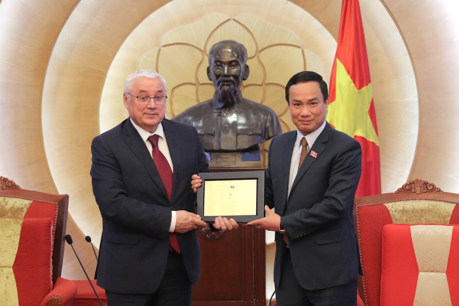 Phó Chủ nhiệm Ủy ban Văn hóa và Xã hội Triệu Thế Hùng tặng quà lưu niệm cho Hiệu trưởng Trường Đại học Năng lượng Moscow