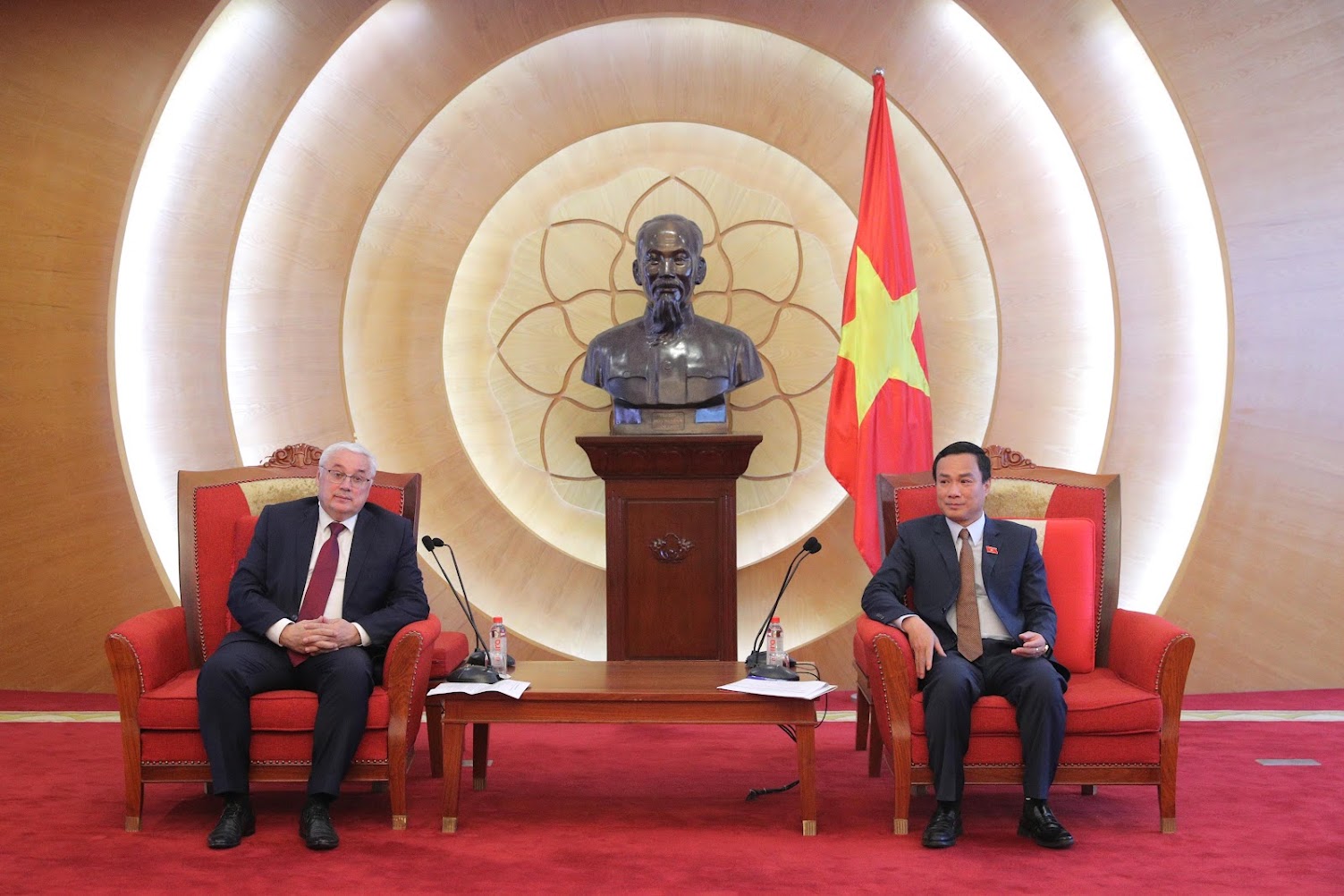 Phó Chủ nhiệm Ủy ban Văn hóa và Xã hội Triệu Thế Hùng tiếp Hiệu trưởng Trường Đại học Năng lượng Moscow Rogalev. N.D